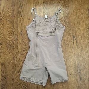 CYSM Colombian Shaper Women's cream romper size large sleeveless zipper